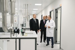 Президент Ильхам Алиев принял участие в открытии предприятия по производству лекарственных препаратов в Пираллахинском промышленном парке