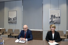 Новоназначенный посол Грузии вручил Джейхуну Байрамову копии своих верительных грамот