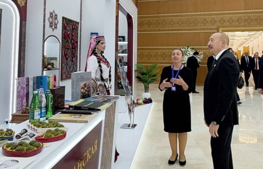 Президент Ильхам Алиев ознакомился  в Туркменбаши с национальными стендами стран-участниц СНГ