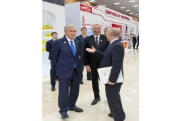 Президент Ильхам Алиев ознакомился  в Туркменбаши с национальными стендами стран-участниц СНГ