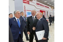 Президент Ильхам Алиев ознакомился  в Туркменбаши с национальными стендами стран-участниц СНГ