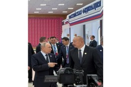 Президент Ильхам Алиев ознакомился  в Туркменбаши с национальными стендами стран-участниц СНГ