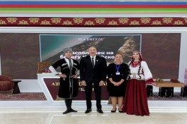 Президент Ильхам Алиев ознакомился  в Туркменбаши с национальными стендами стран-участниц СНГ