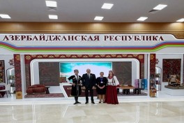 Президент Ильхам Алиев ознакомился  в Туркменбаши с национальными стендами стран-участниц СНГ