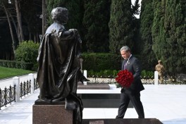 Премьер-министр Камбоджи посетил могилу общенационального лидера Гейдара Алиева