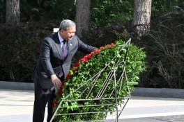 Премьер-министр Камбоджи посетил могилу общенационального лидера Гейдара Алиева