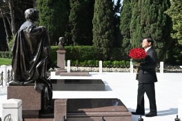 Президент Лаоса посетил Аллею почётного захоронения в Баку