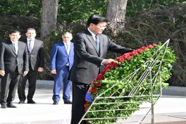 Президент Лаоса посетил Аллею почётного захоронения в Баку