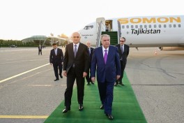 Эмомали Рахмон прибыл с визитом в Азербайджан
