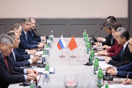 Главы МИД Китая и России встретились в Баку