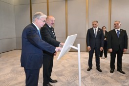 В Баку состоялась встреча президентов Азербайджана и Казахстана, они открыли Транскаспийскую волоконно-оптическую кабельную линию
