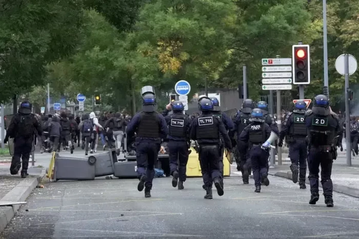 По всей Франции задержали не менее 400 человек во время беспорядков 17 октября