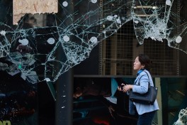 Во время массовых протестов во Франции задержали 1200 человек-ФОТО 