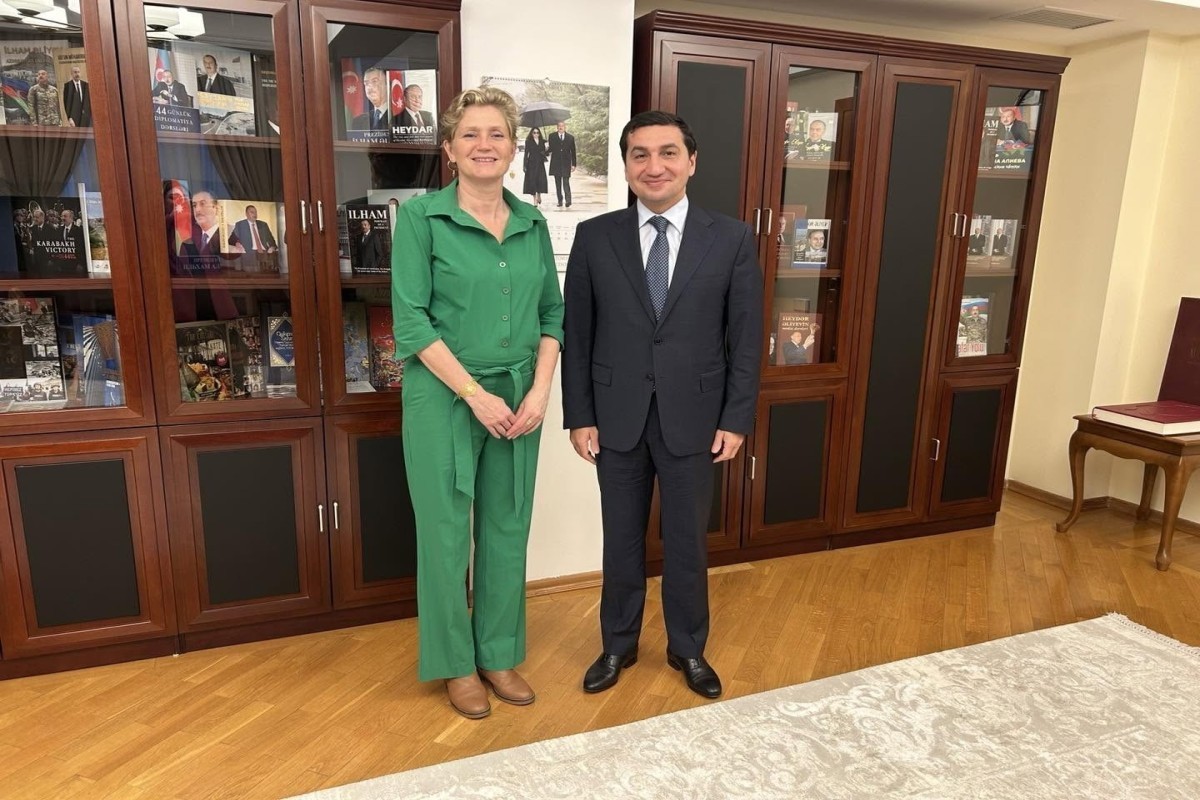 Посол Королевства Нидерландов в Азербайджане Марианне де Йонг, помощник Президента Азербайджанской Республики — заведующий отделом по вопросам внешней политики Администрации Президента Хикмет Гаджиев