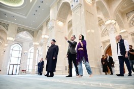 Лейла Алиева ознакомилась с выставкой «Мир глазами ребёнка» и мемориальным комплексом Имама аль-Бухари в Самарканде