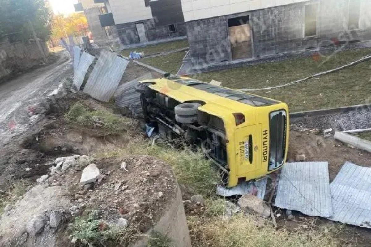 В Ереване перевернулся автобус, пострадали 11 иностранных граждан