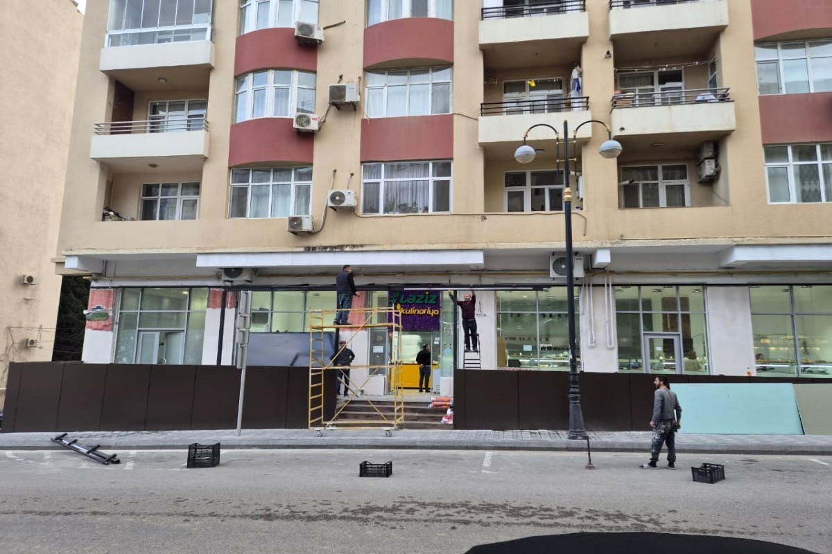 В Баку пресечены самовольные работы по возведению пристройки на пешеходном тротуаре-<span class="red_color">ФОТО
