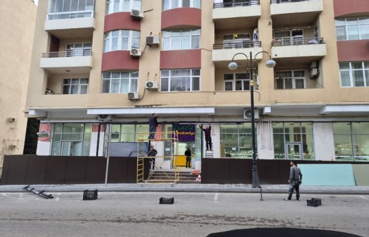 В Баку пресечены самовольные работы по возведению пристройки на пешеходном тротуаре-ФОТО 