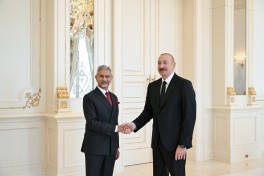 Президент Азербайджана Ильхам Алиев принял министра иностранных дел Индии