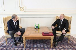 Президент Ильхам Алиев вручил Фархаду Халилову орден «Истиглал»