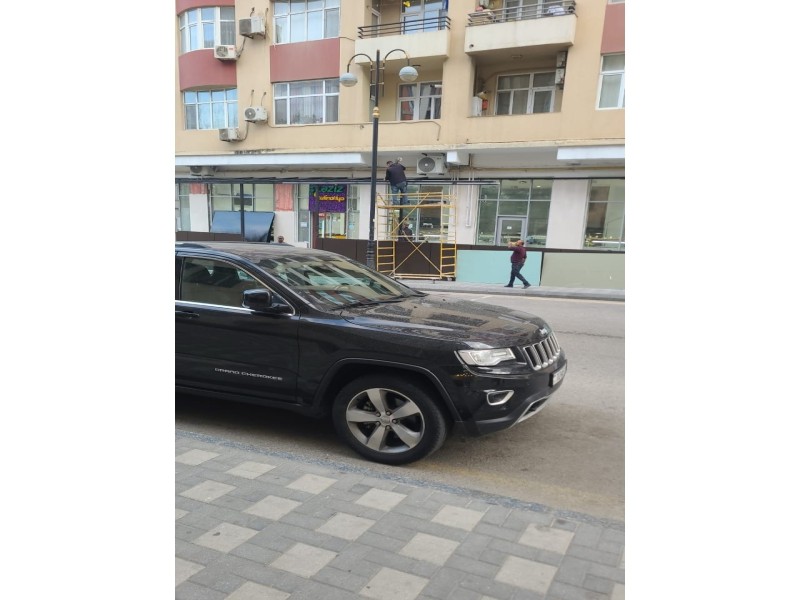 В Баку пресечены самовольные работы по возведению пристройки на пешеходном тротуаре-ФОТО 