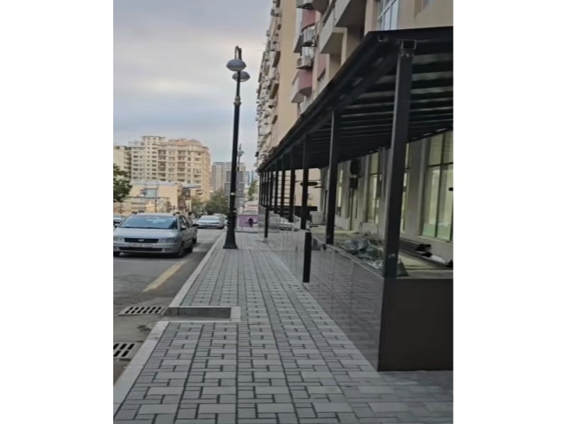 В Баку пресечены самовольные работы по возведению пристройки на пешеходном тротуаре-ФОТО 