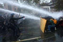 Число задержанных в ходе столкновений во Франции превысило 1300 человек — ФОТО 