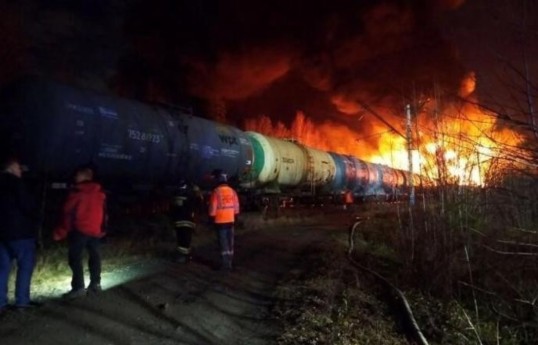 В России 20 вагонов грузового поезда сошли с рельсов, произошел пожар