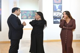 Президент Ильхам Алиев, первая леди Мехрибан Алиева и члены их семьи ознакомились с ретроспективной выставкой «Мой Абшерон и не только»