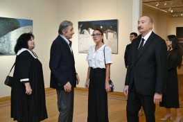 Президент Ильхам Алиев, первая леди Мехрибан Алиева и члены их семьи ознакомились с ретроспективной выставкой «Мой Абшерон и не только»