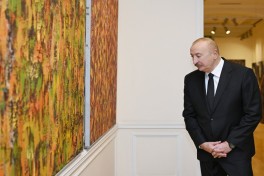 Президент Ильхам Алиев, первая леди Мехрибан Алиева и члены их семьи ознакомились с ретроспективной выставкой «Мой Абшерон и не только»