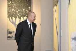 Президент Ильхам Алиев, первая леди Мехрибан Алиева и члены их семьи ознакомились с ретроспективной выставкой «Мой Абшерон и не только»