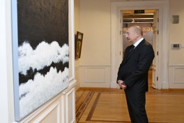 Президент Ильхам Алиев, первая леди Мехрибан Алиева и члены их семьи ознакомились с ретроспективной выставкой «Мой Абшерон и не только»