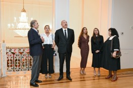 Президент Ильхам Алиев, первая леди Мехрибан Алиева и члены их семьи ознакомились с ретроспективной выставкой «Мой Абшерон и не только»
