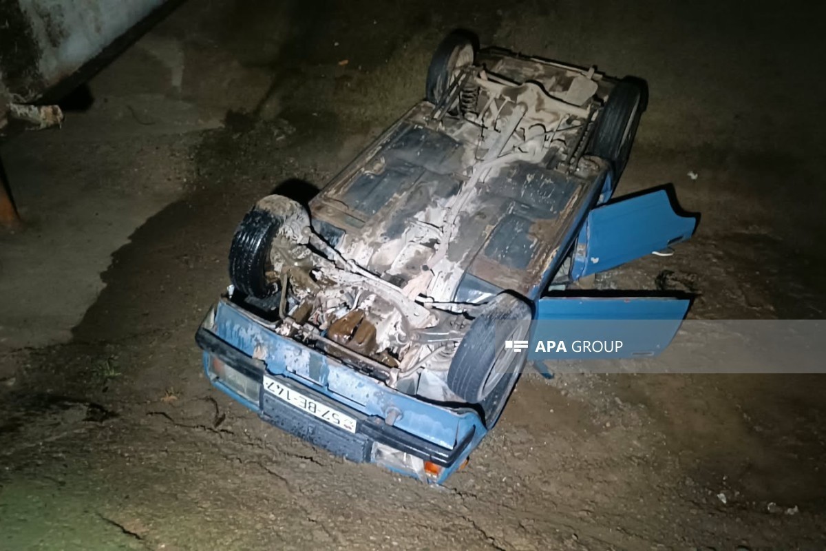 В Товузе легковой автомобиль упал в водный канал, пострадали четыре человека