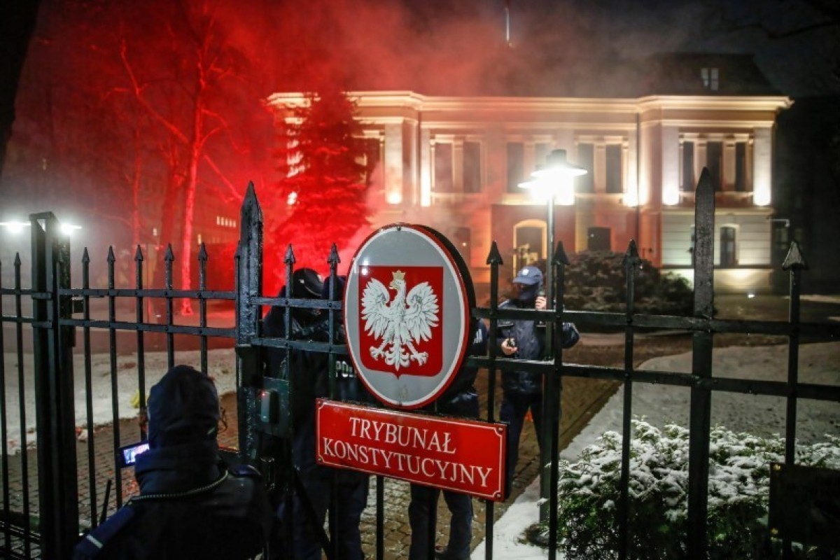 Польское государственное телевидение прекратило трансляцию событий у Конституционного суда