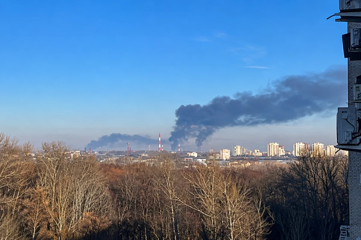 Крупный НПЗ в России подвергся атаке БПЛА, возник пожар
