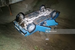 В Товузе легковой автомобиль упал в водный канал, пострадали четыре человека