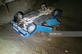 В Товузе легковой автомобиль упал в водный канал, пострадали четыре человека