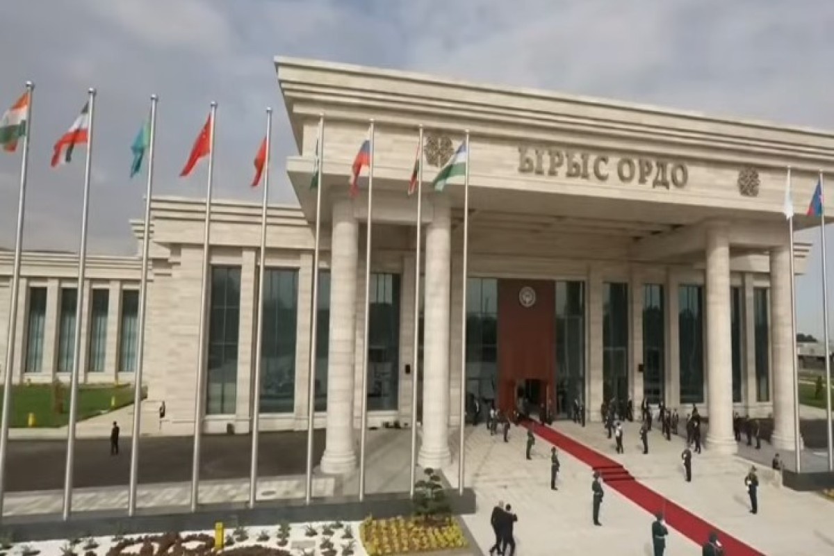 В Бишкеке проходит официальная церемония встречи участников саммита ШОС-<span class="red_color">ВИДЕО