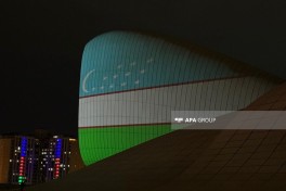 Здание Центра Гейдара Алиева подсвечено в цвета флага Узбекистана-ФОТО 