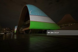 Здание Центра Гейдара Алиева подсвечено в цвета флага Узбекистана-ФОТО 