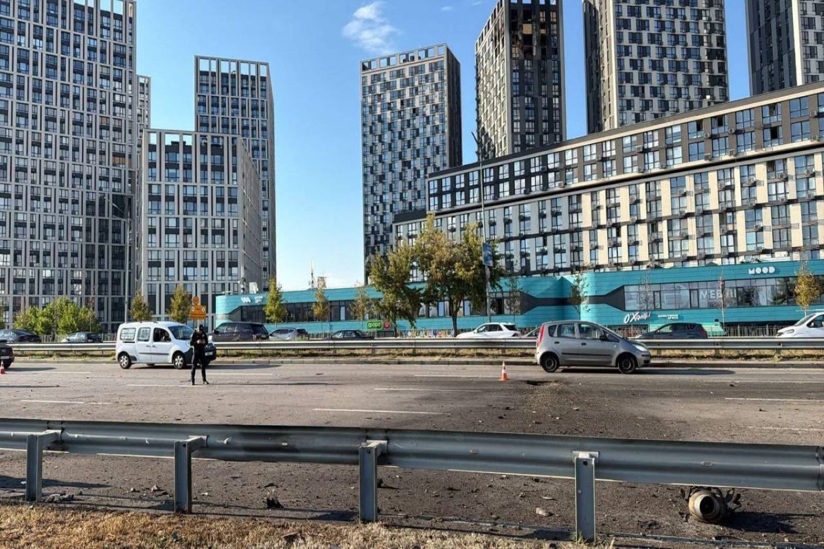 В Киеве обломки российского дрона упали на дорогу: повреждены автомобили, есть раненые -ФОТО 