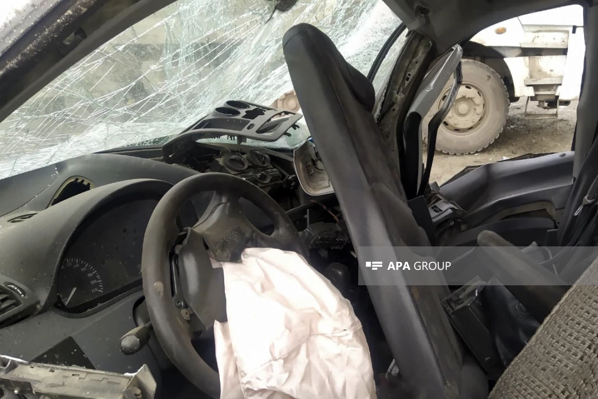 В Баку автомобиль врезался в дерево, один человек погиб