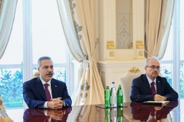 Президент Ильхам Алиев принял министра иностранных дел Турции