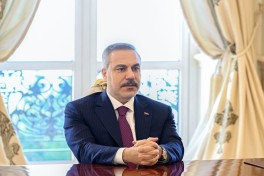 Президент Ильхам Алиев принял министра иностранных дел Турции