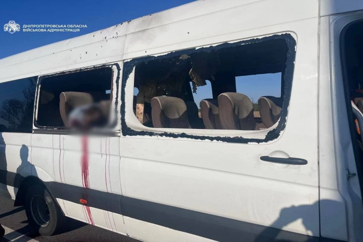 Российская армия нанесла удар дроном по автобусу на Украине, погибли 5 человек-ФОТО 