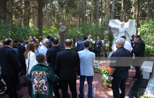 По случаю Дня национальной музыки на I Аллее почётного захоронения была посещена могила Узеира Гаджибейли-ФОТО 