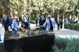 По случаю Дня национальной музыки на I Аллее почётного захоронения была посещена могила Узеира Гаджибейли-ФОТО 