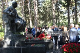 По случаю Дня национальной музыки на I Аллее почётного захоронения была посещена могила Узеира Гаджибейли-ФОТО 